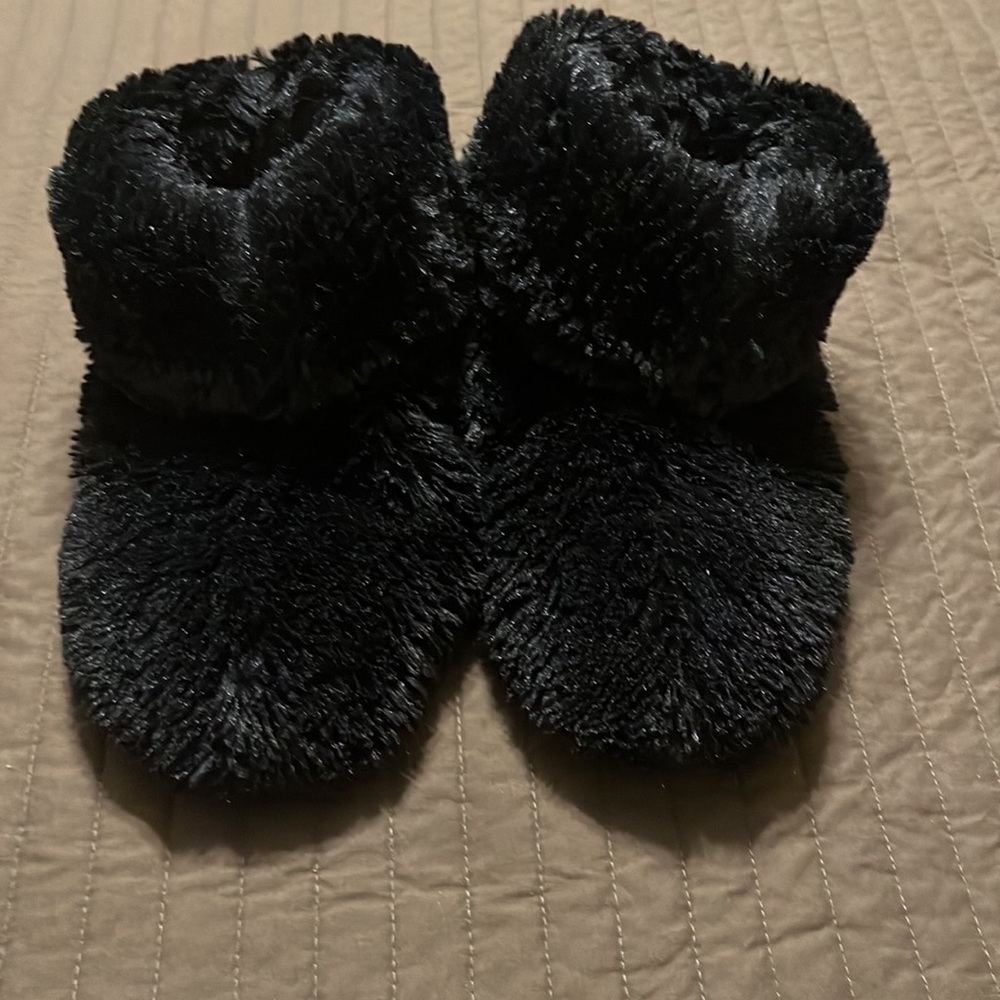 Dearfoams ladies large soft fuzzy slippers. Size 9-10